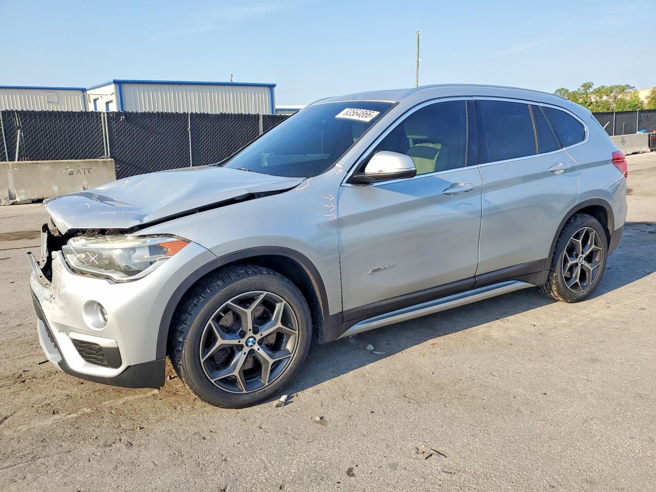 2017 BMW X1 xDrive28i, VIN WBXHT3Z39H4A54450 — Перед