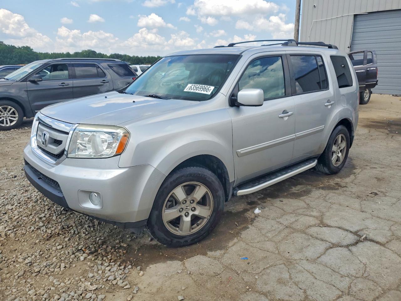2011 Honda Pilot EX-L, VIN 5FNYF4H59BB089984 — Бок