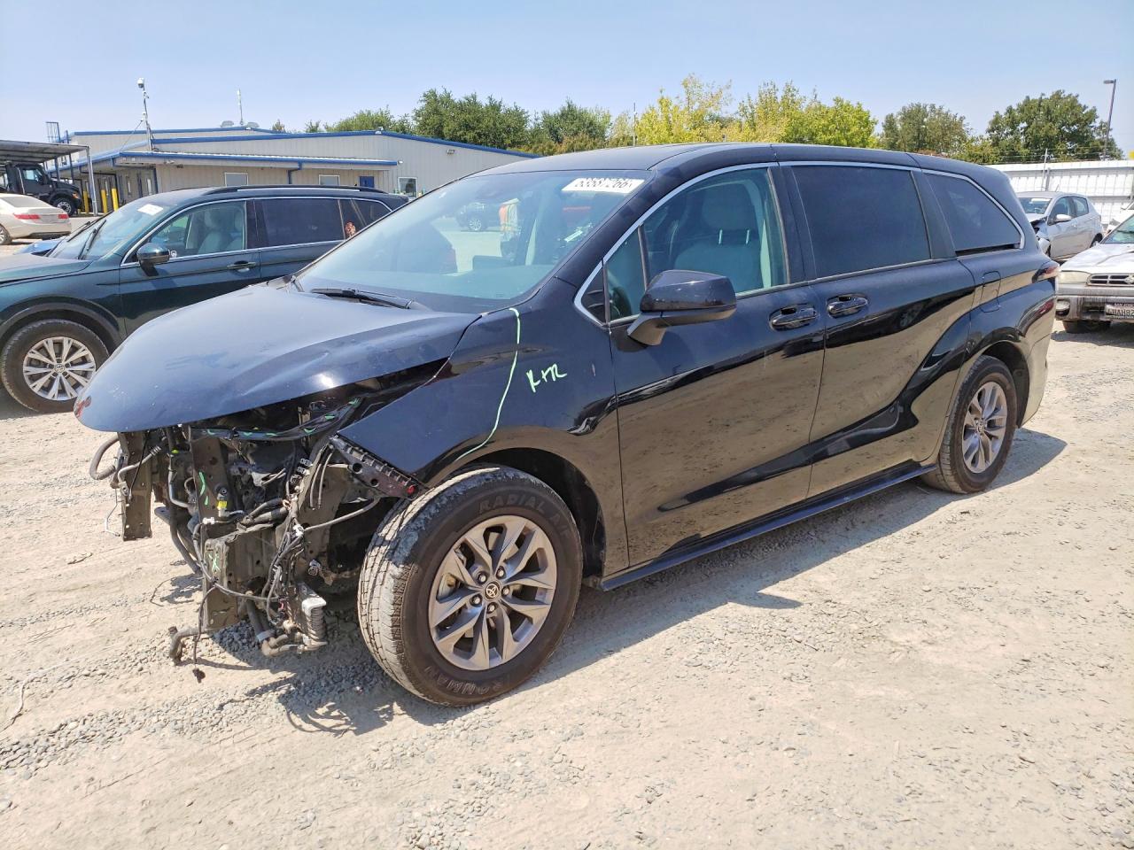 2022 Toyota Sienna LE, VIN 5TDKRKECXNS102052 — Перед