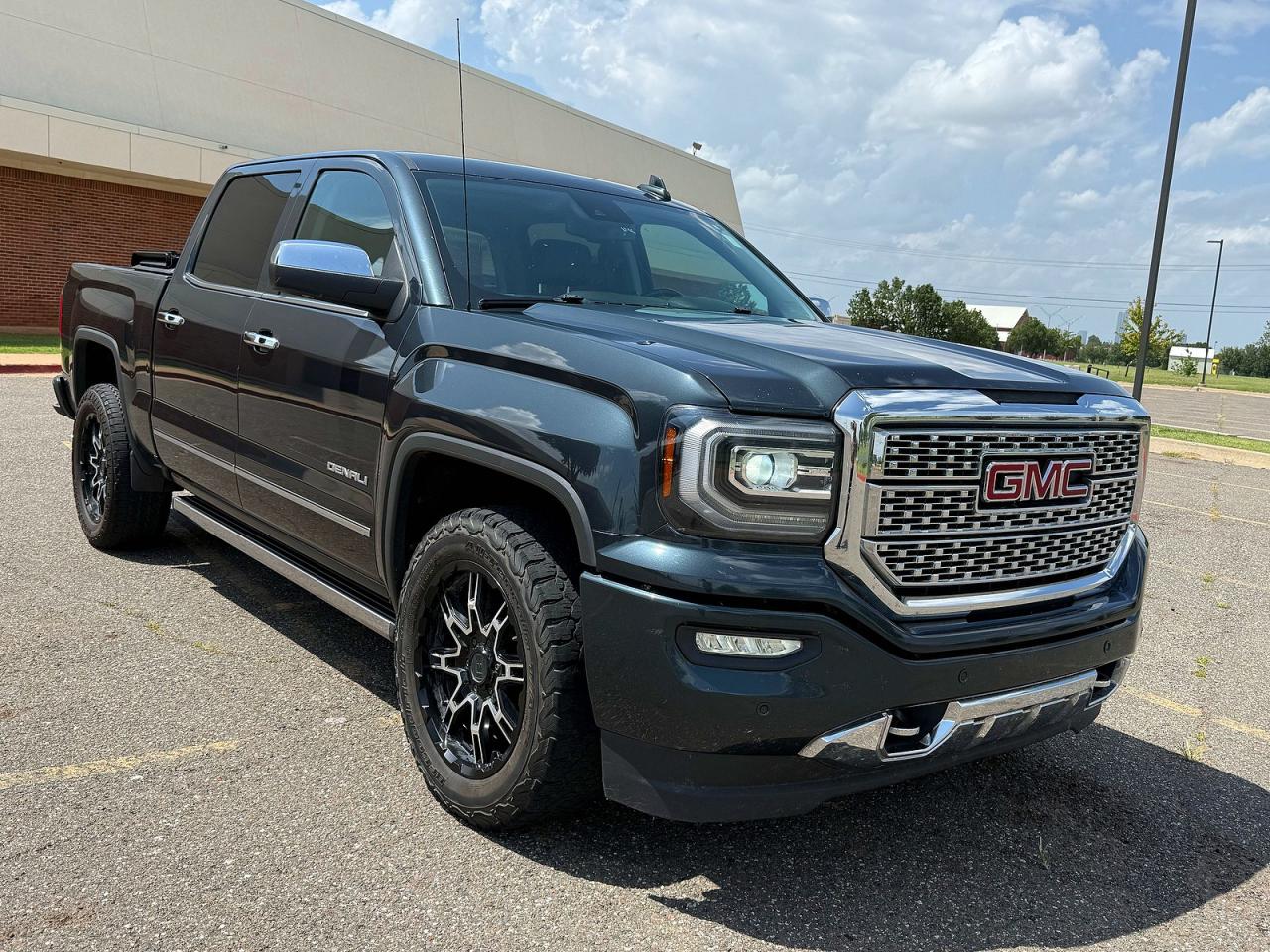 2018 GMC Sierra 1500 Denali, VIN 3GTU2PEJ2JG448128 — Minor dents and scratches