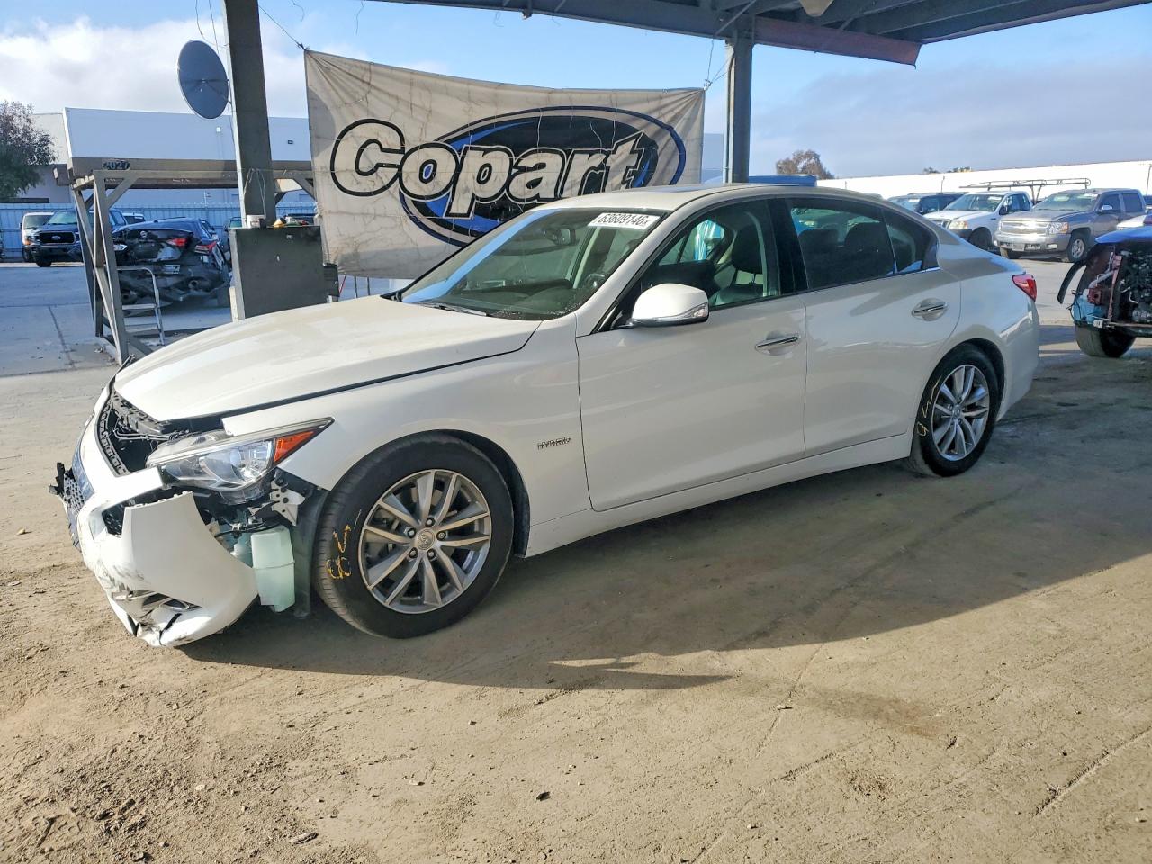 2015 Infiniti Q50 Hybrid Premium, VIN JN1AV7APXFM790793 — Перед