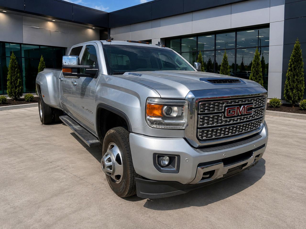 2018 GMC Sierra 3500HD Denali, VIN 1GT42YEY3JF193722 — Minor dents and scratches