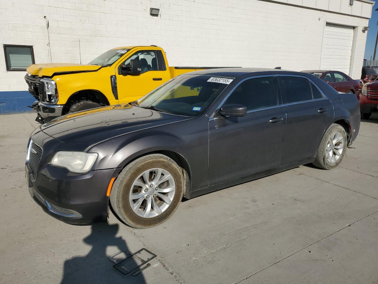 2015 Chrysler 300 Limited, VIN 2C3CCAAG2FH749591 — Град