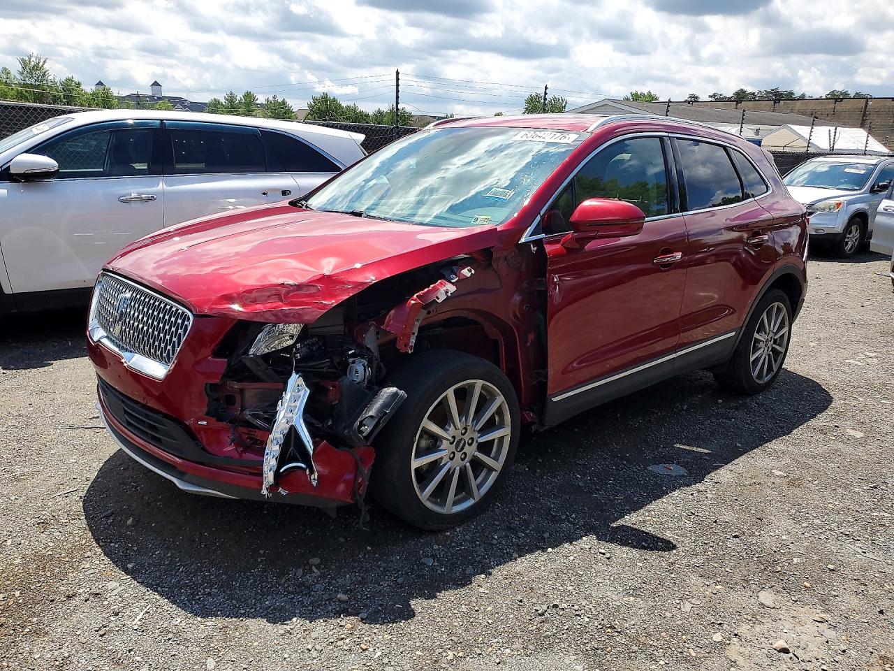 2019 Lincoln MKC Reserve, VIN 5LMCJ3C97KUL50252 — Front end