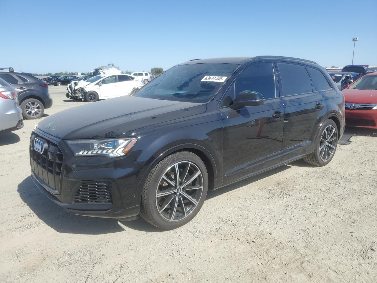 2020 Audi SQ7, VIN WA1VWAF70LD012526 — Бок