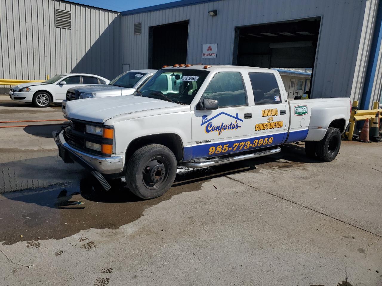 2000 Chevrolet Silverado 3500, VIN 1GCHC33J6YF481641 — Front end