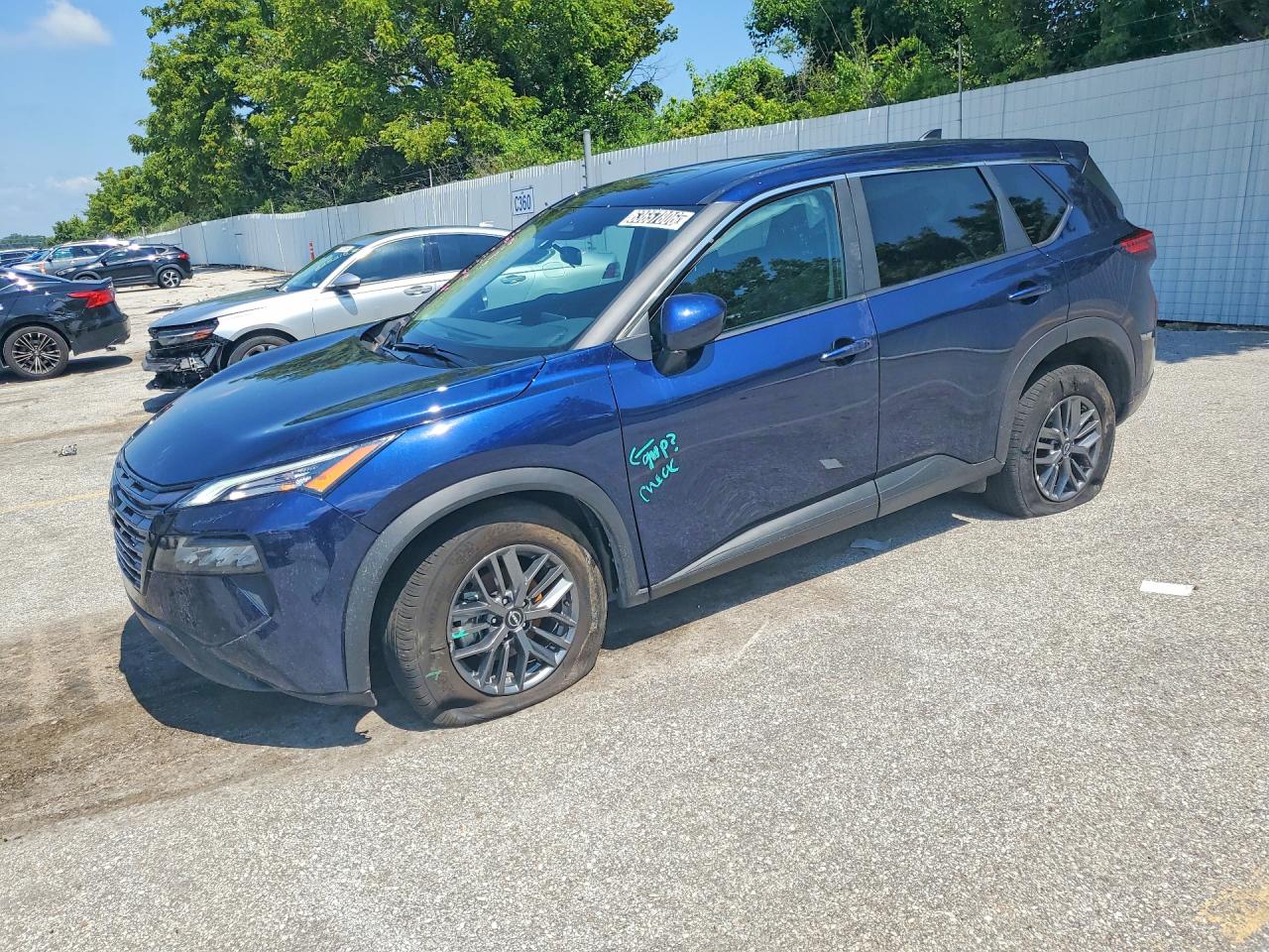 2026 Nissan Rogue SV, VIN 5N1BT3BA5TC766196 — Бок