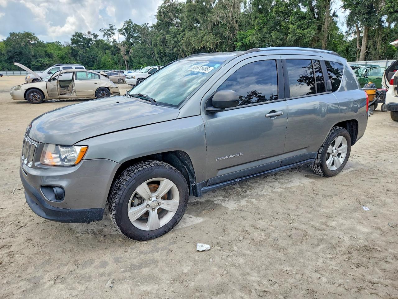 2013 Jeep Compass Latitude, VIN 1C4NJCEB3DD196982 — Minor dents and scratches