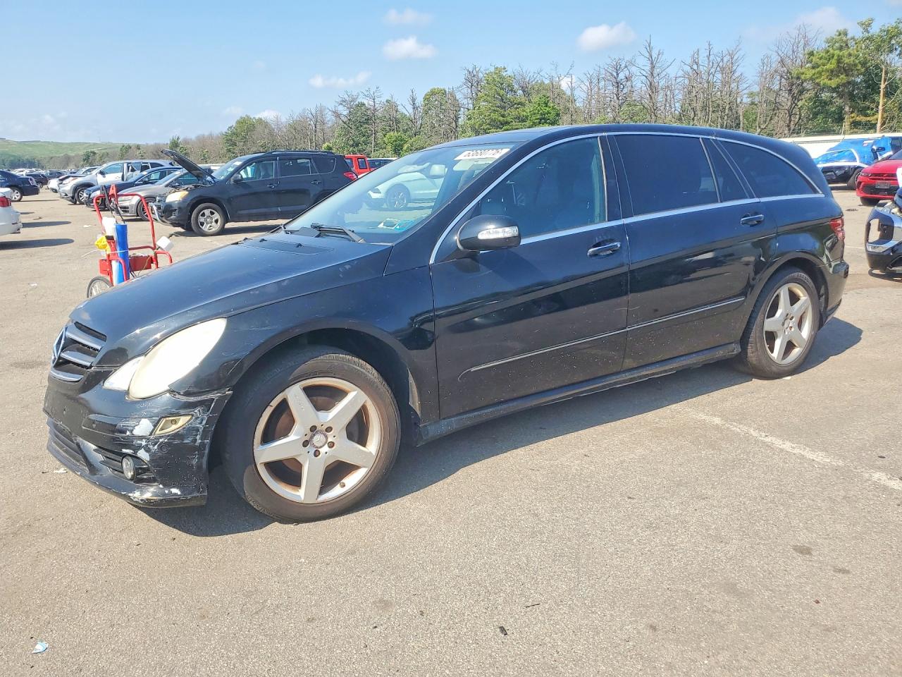 2010 Mercedes-Benz R 350, VIN 4JGCB6FE3AA112117 — Side
