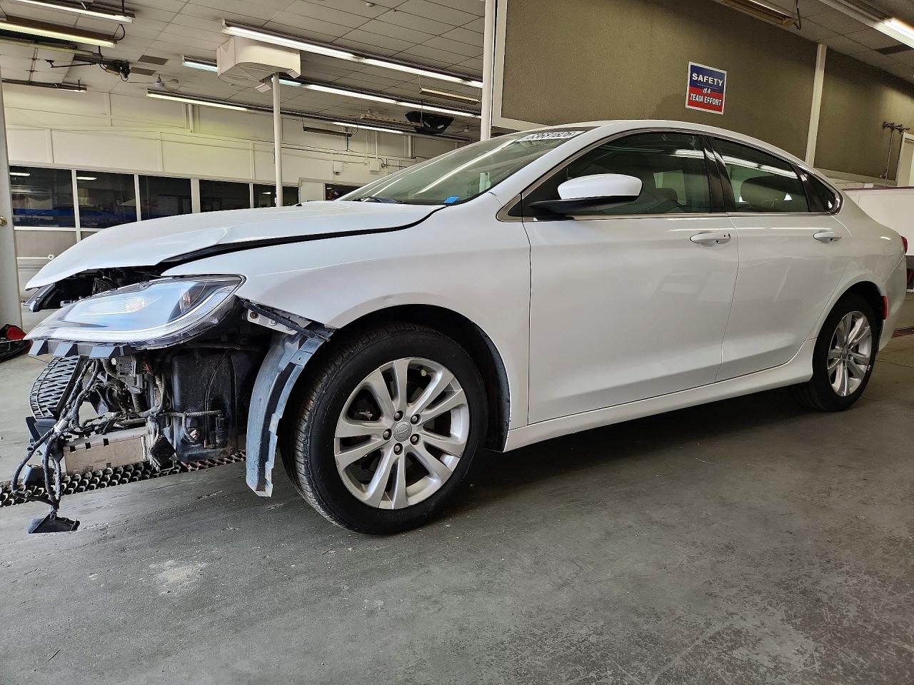 2015 Chrysler 200 Limited, VIN 1C3CCCAB5FN658791 — Front end