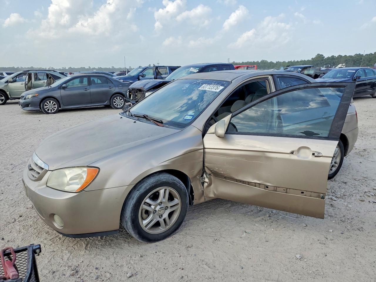 2005 Kia Spectra LX, VIN KNAFE121855162053 — Front end