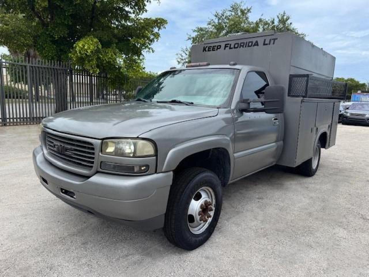 2001 GMC Sierra 3500, VIN 1GDJC34U61E288875 — Minor dents and scratches