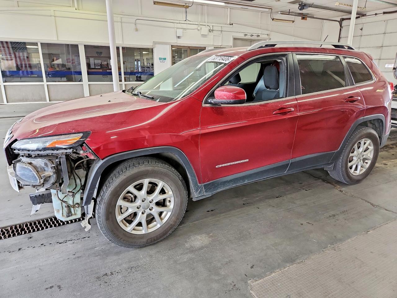 2015 Jeep Cherokee Latitude, VIN 1C4PJMCB3FW784826 — Перед