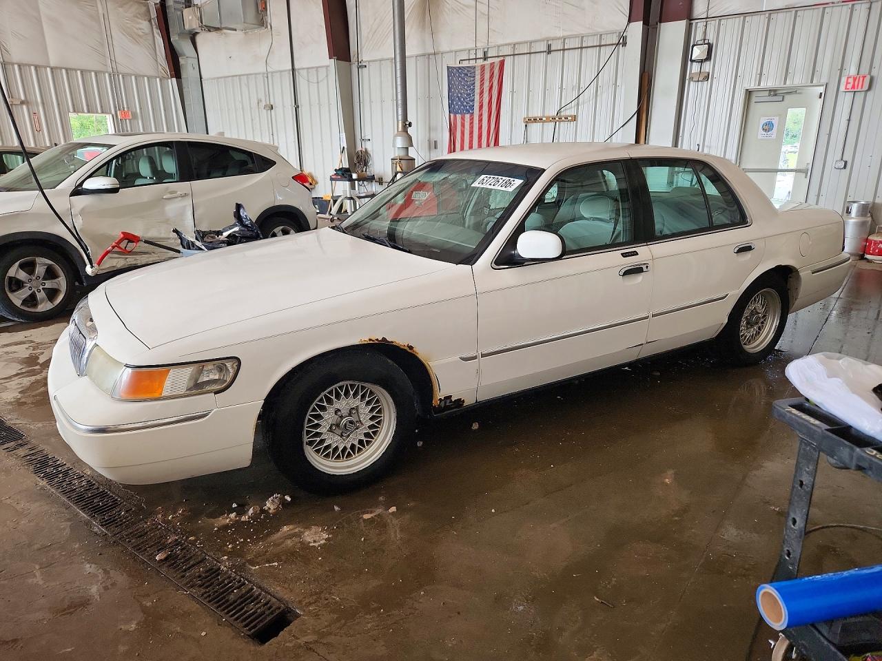 2000 Mercury Grand Marquis LS, VIN 2MEFM75W7YX636530 — Бок