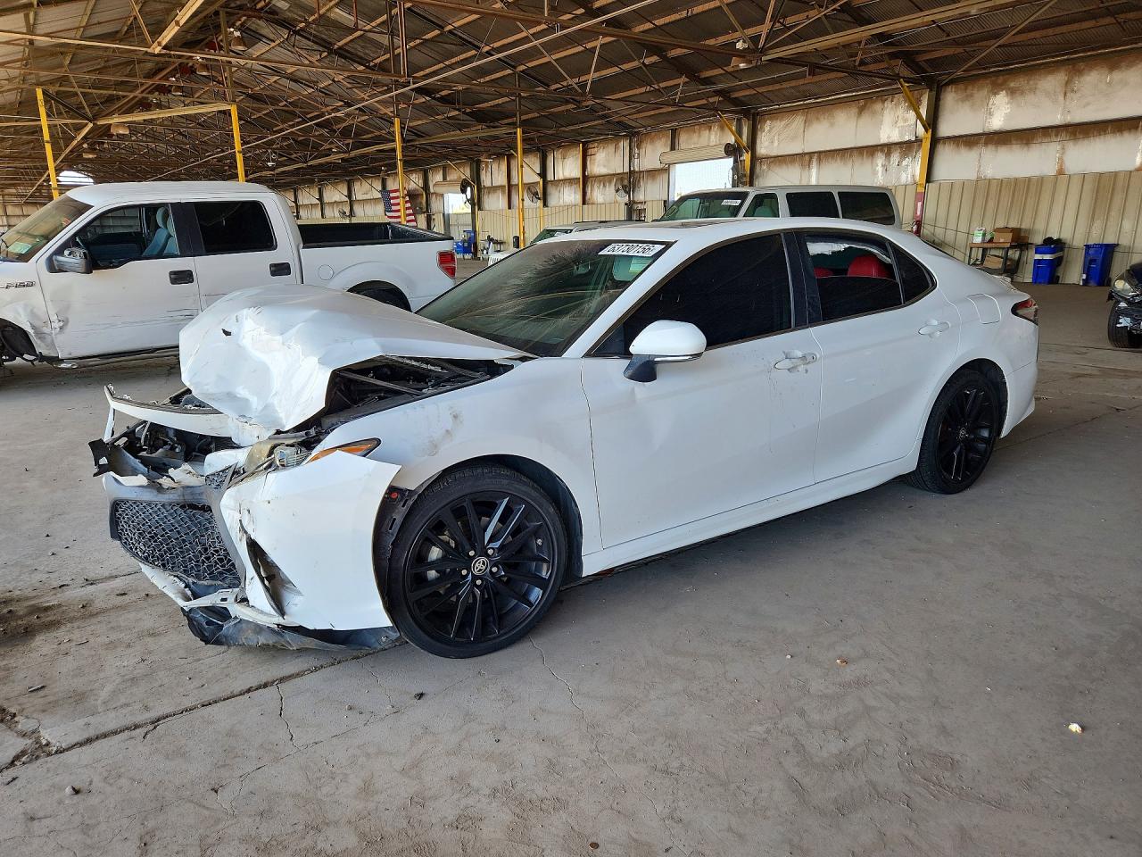 2018 Toyota Camry SE, VIN 4T1B11HK9JU612883 — Перед