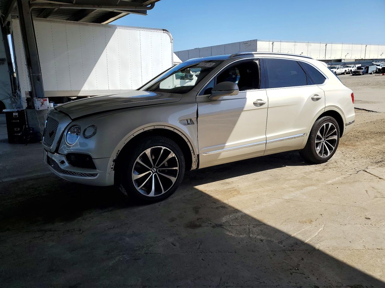 2018 Bentley Bentayga Signature, VIN SJAAC4ZV4JC018083 — Front end