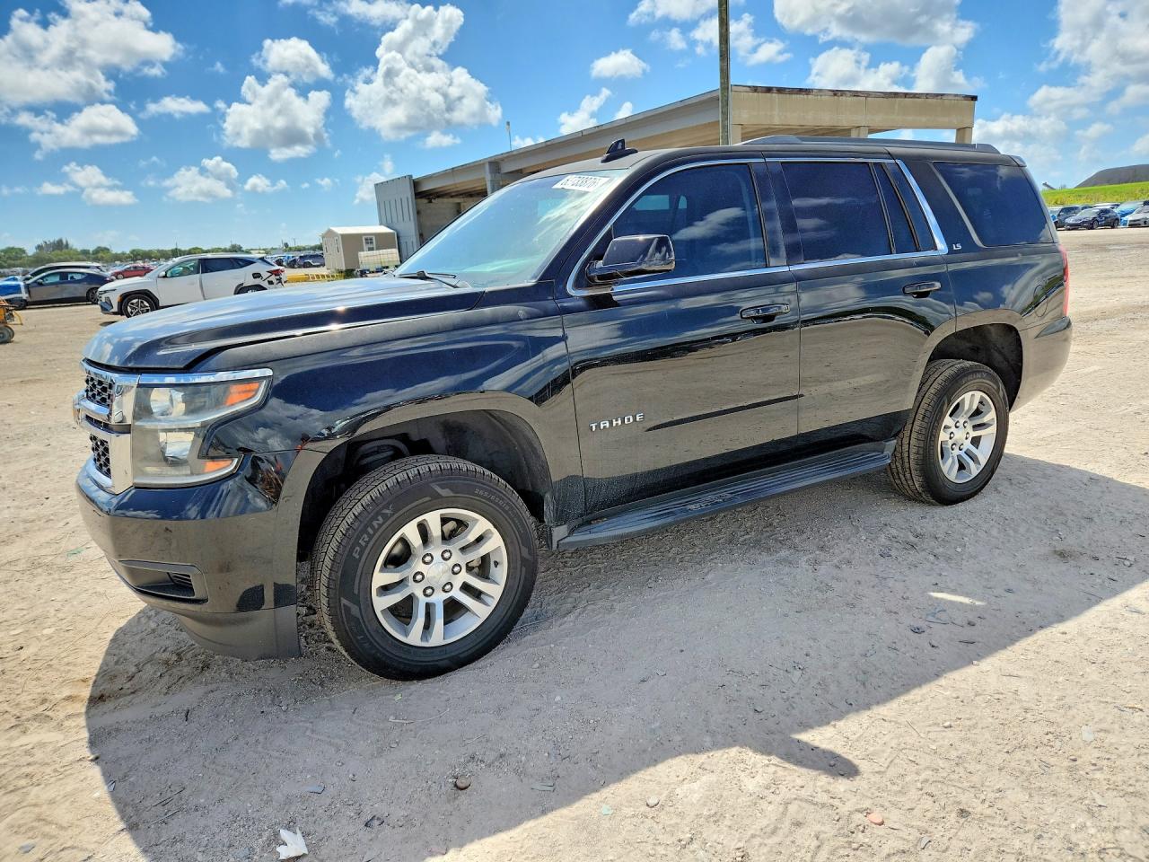 2016 Chevrolet Tahoe LS, VIN 1GNSCAKC1GR338825 — Бок
