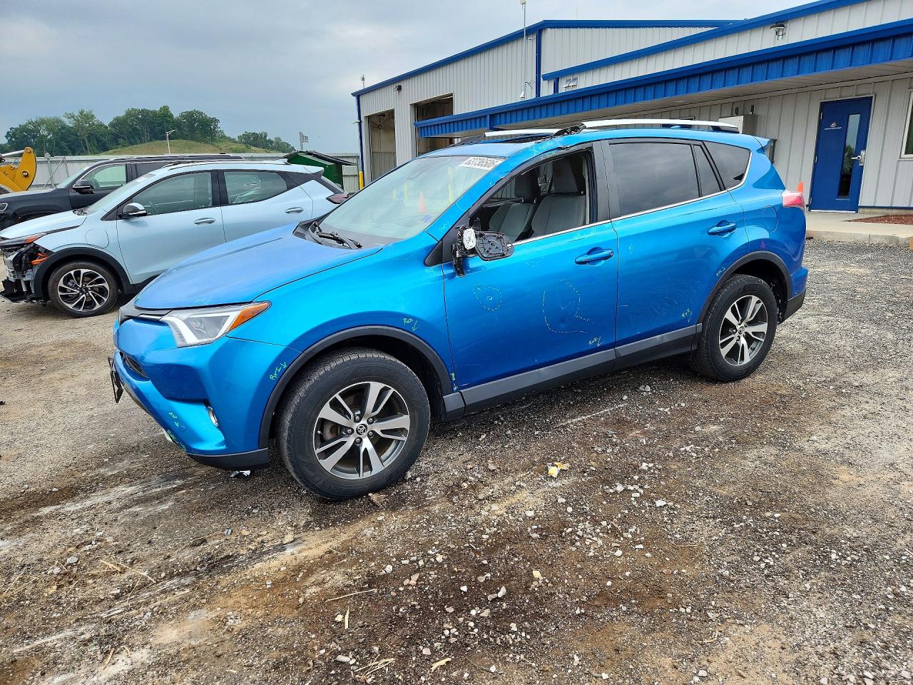 2016 Toyota RAV4 XLE, VIN 2T3RFREV9GW431389 — Бок