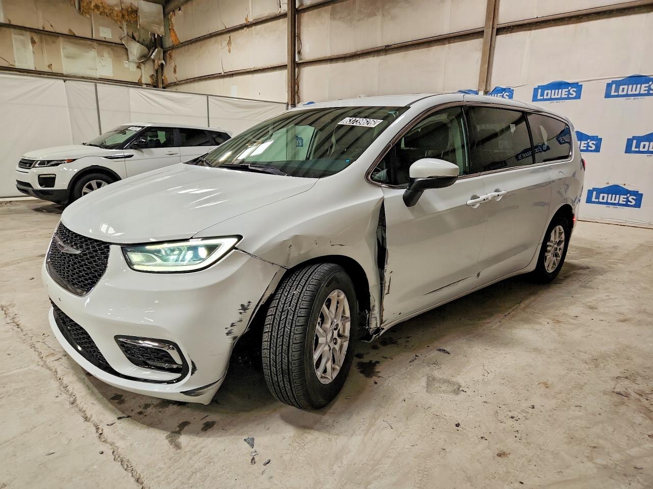 2023 Chrysler Pacifica Touring L, VIN 2C4RC1BG7PR567417 — Бок
