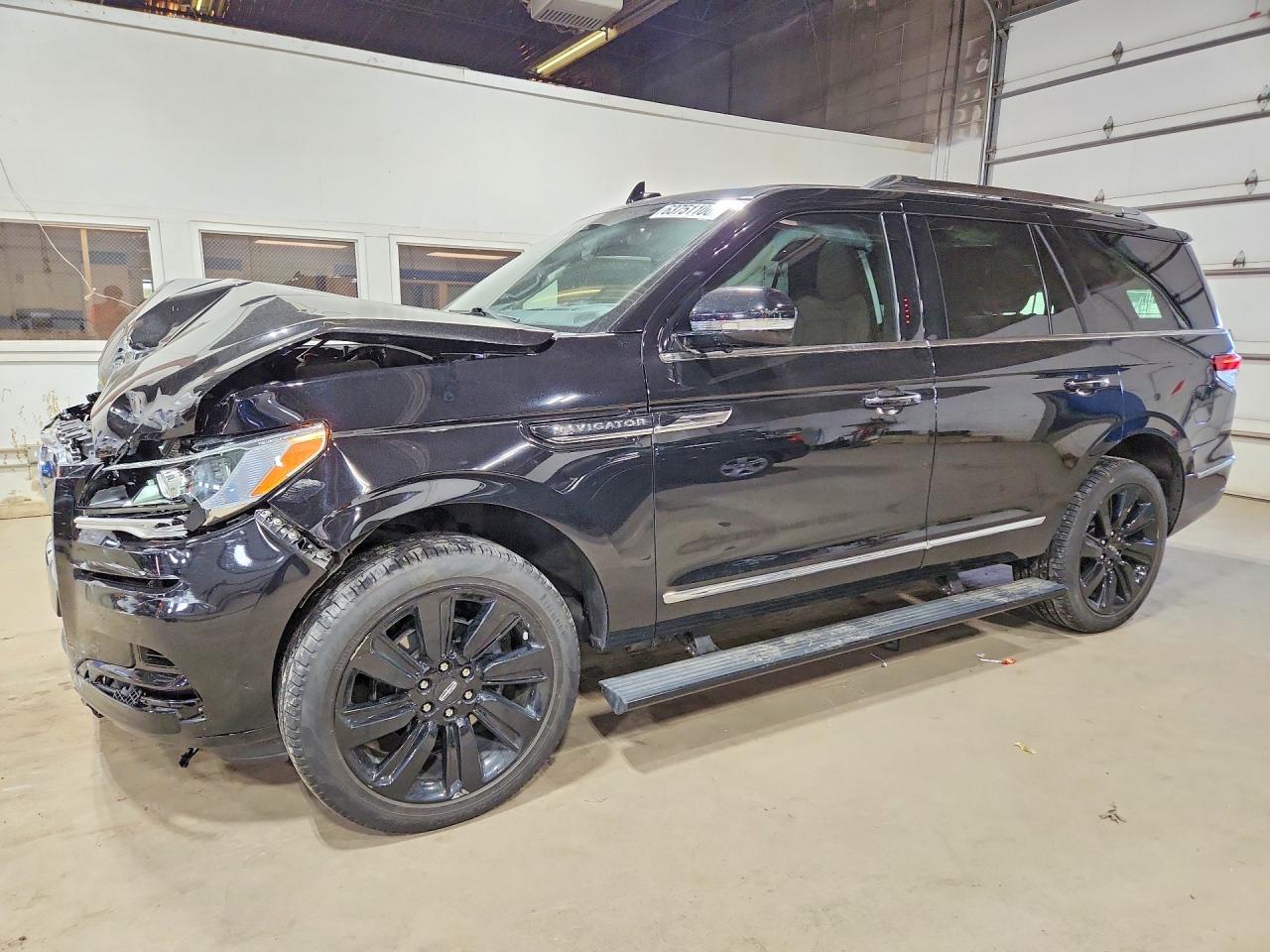 2023 Lincoln Navigator Reserve, VIN 5LMJJ2KG9PEL05736 — Front end