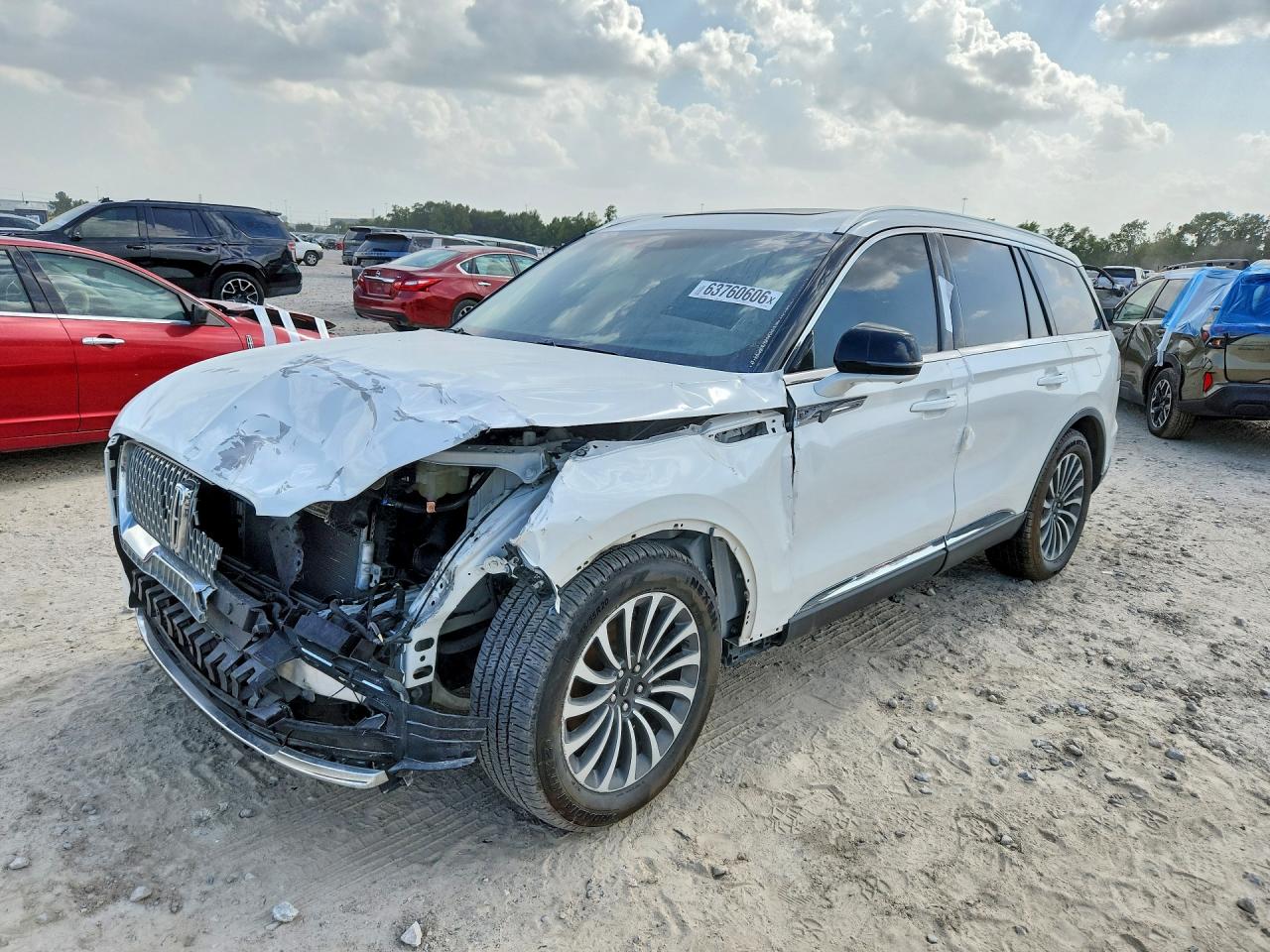 2022 Lincoln Aviator Reserve, VIN 5LM5J7WC5NGL01934 — Front end