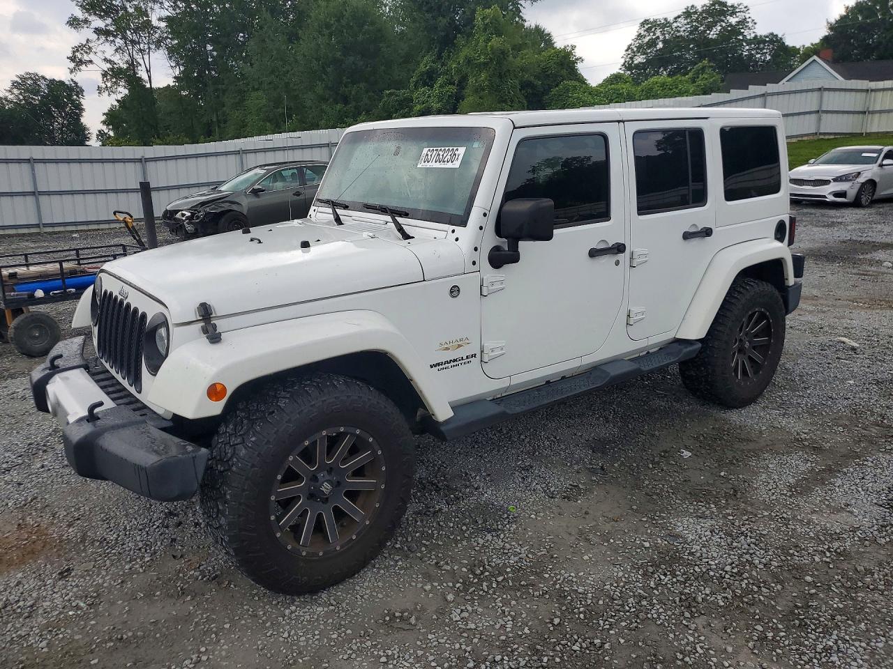 2015 Jeep Wrangler Unlimited Sahara, VIN 1C4BJWEG6FL624777 — Мелкие вмятины и царапины