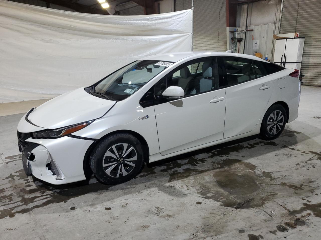 2017 Toyota Prius Premium, VIN JTDKARFP0H3046646 — Front end