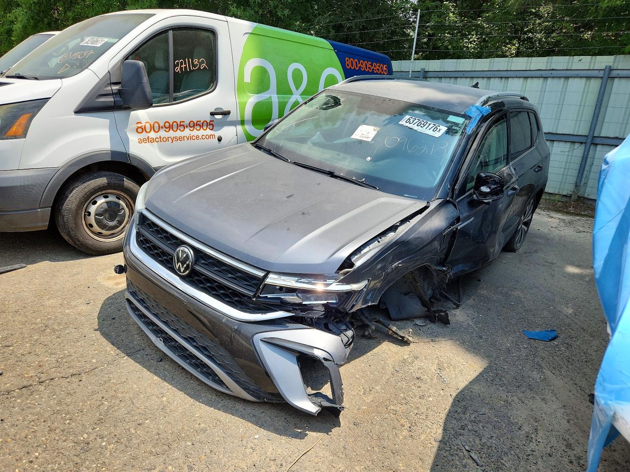 2022 Volkswagen Taos SE, VIN 3VVRX7B2XNM096218 — Front end