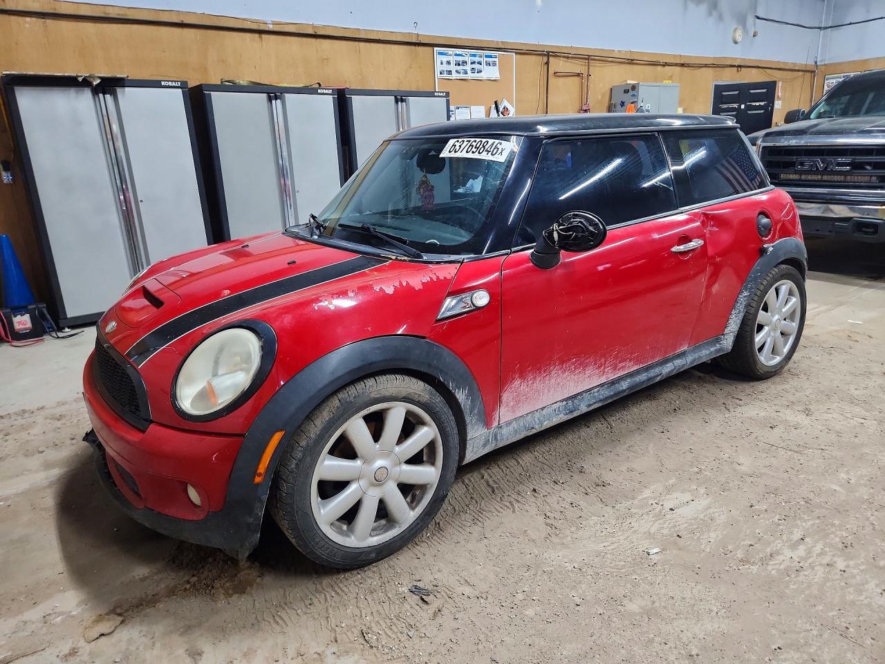 2009 MINI Hardtop S, VIN WMWMF73539TV39740 — Бок