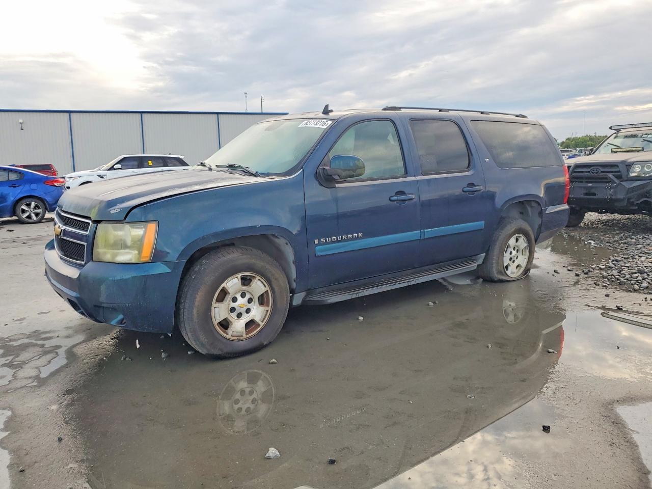 2007 Chevrolet Suburban LT, VIN 1GNFK16357J225117 — Minor dents and scratches