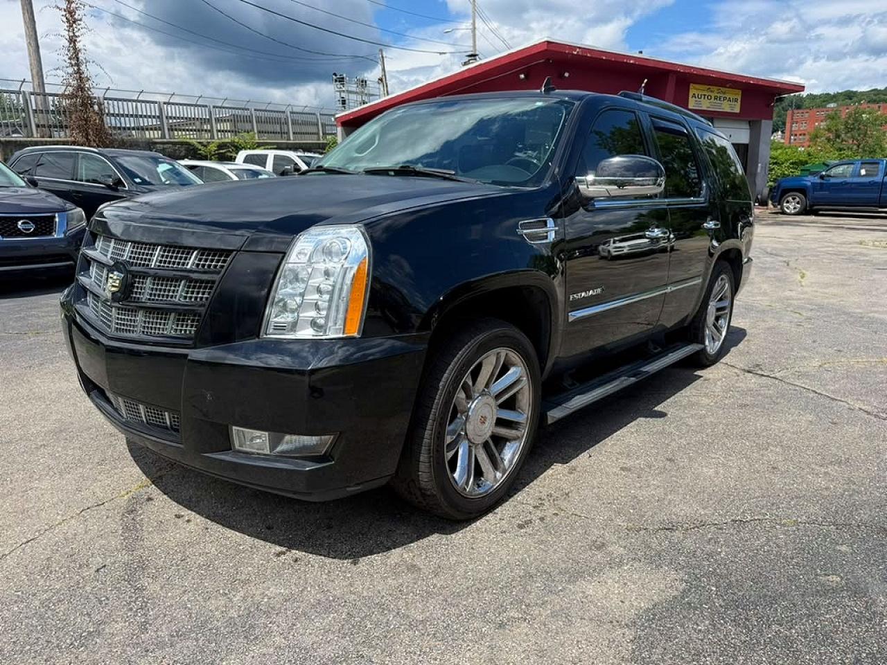 2014 Cadillac Escalade Platinum, VIN 1GYS4DEF4ER228078 — Minor dents and scratches