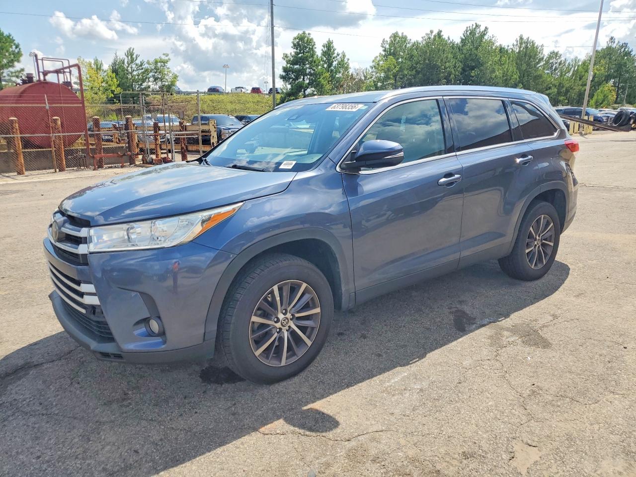 2019 Toyota Highlander XLE, VIN 5TDKZRFH5KS301427 — Side