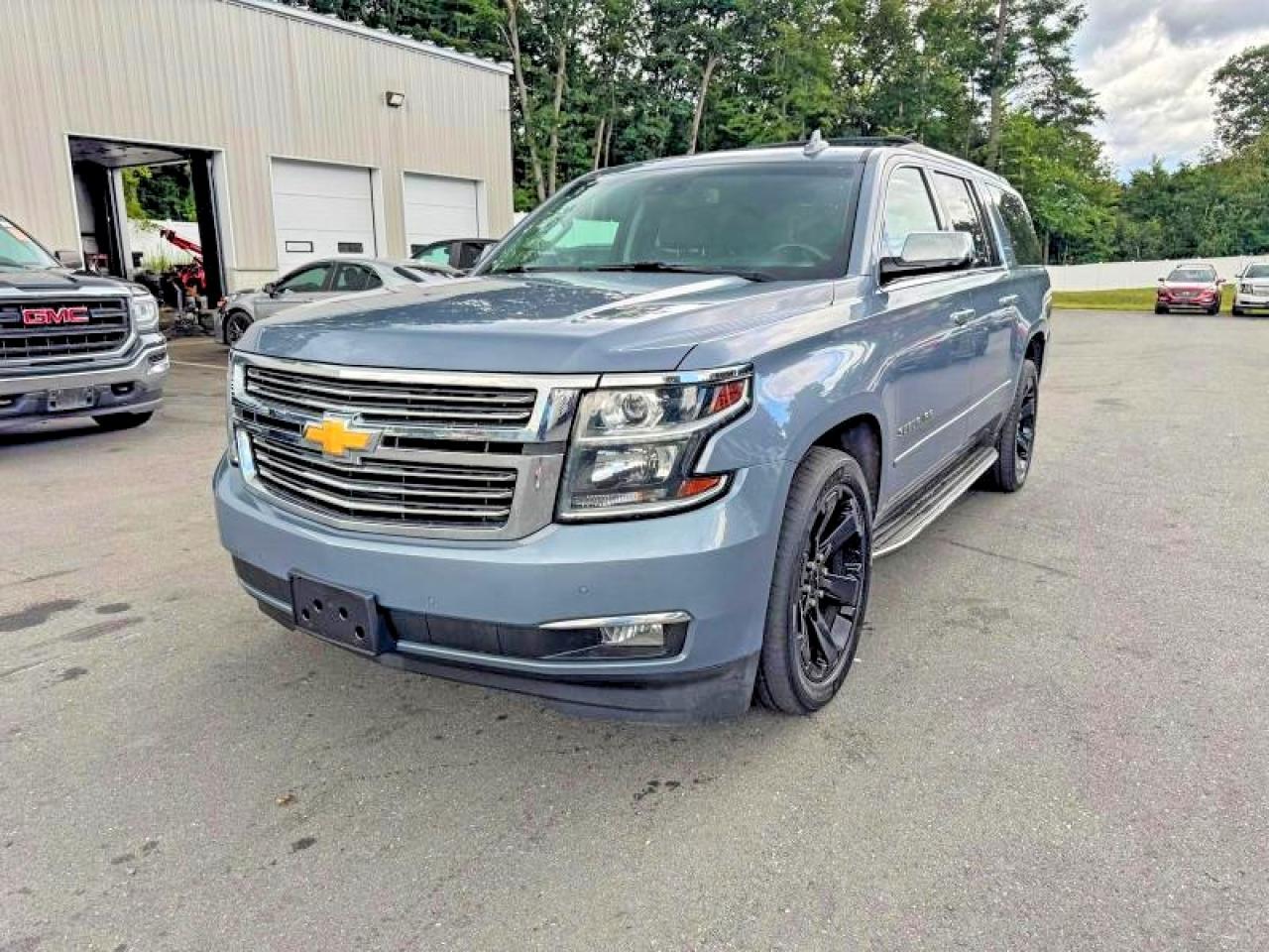 2016 Chevrolet Suburban LTZ, VIN 1GNSKJKC7GR237730 — Мелкие вмятины и царапины