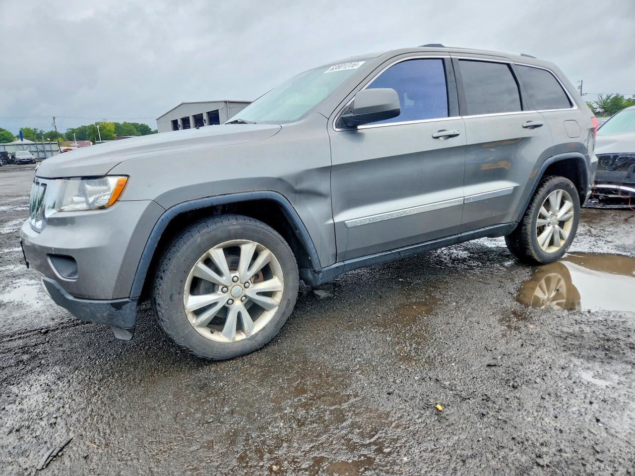 2013 Jeep Grand Cherokee Laredo, VIN 1C4RJFAG6DC561195 — Front end