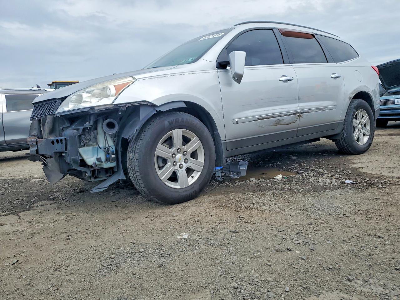 2010 Chevrolet Traverse 1LT, VIN 1GNLVFEDXAS150904 — Front end
