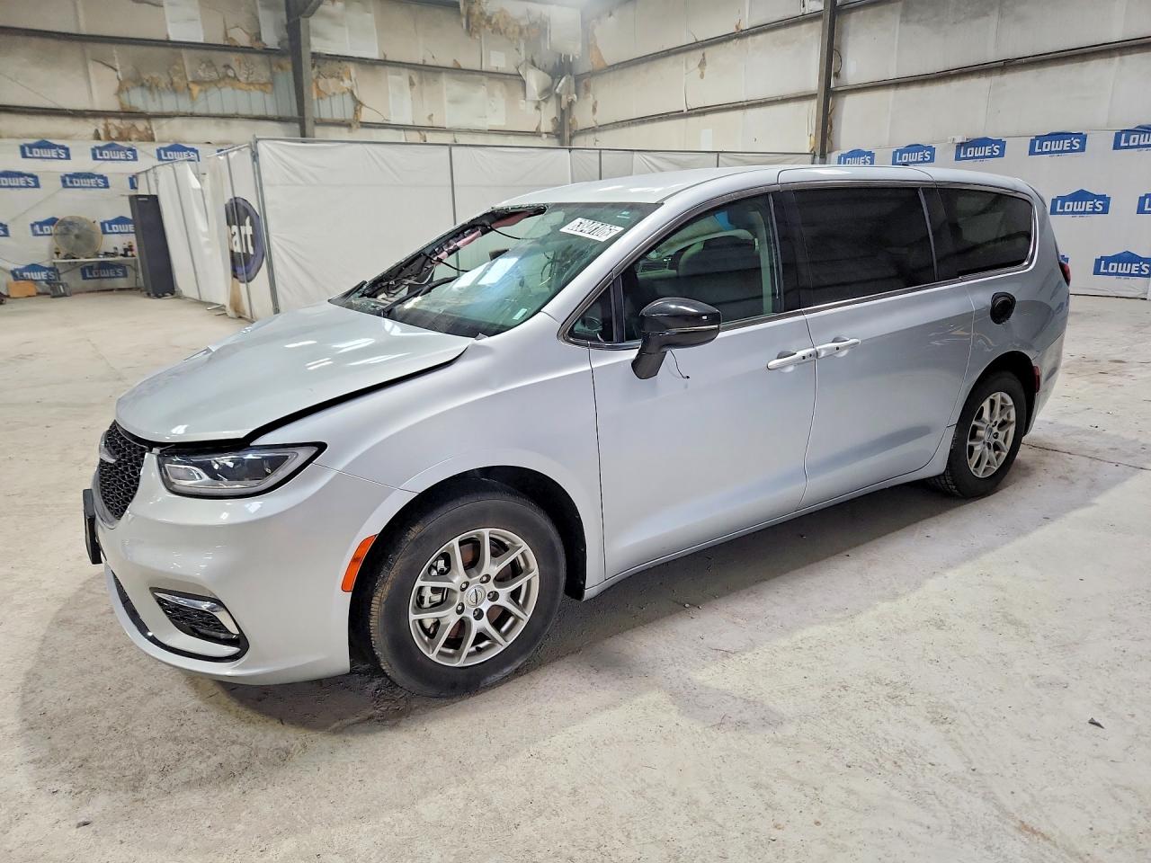 2024 Chrysler Pacifica Touring L, VIN 2C4RC1BG1RR143492 — Front end