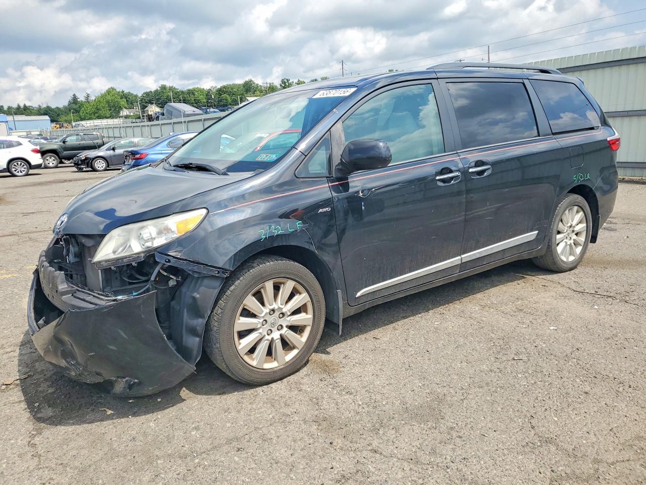2016 Toyota Sienna XLE, VIN 5TDDK3DC5GS139808 — Front end