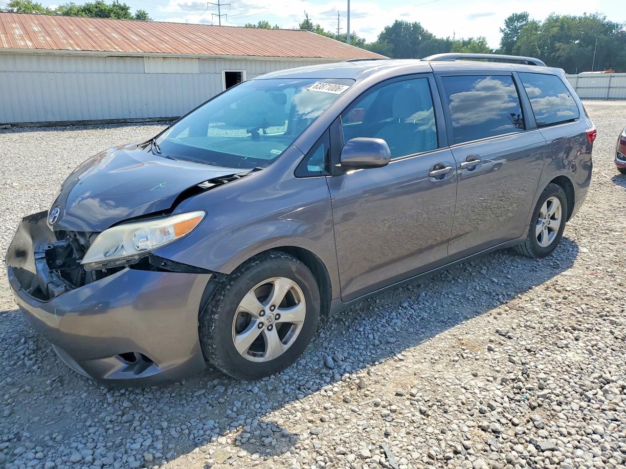 2015 Toyota Sienna LE, VIN 5TDKK3DC8FS680583 — Front end