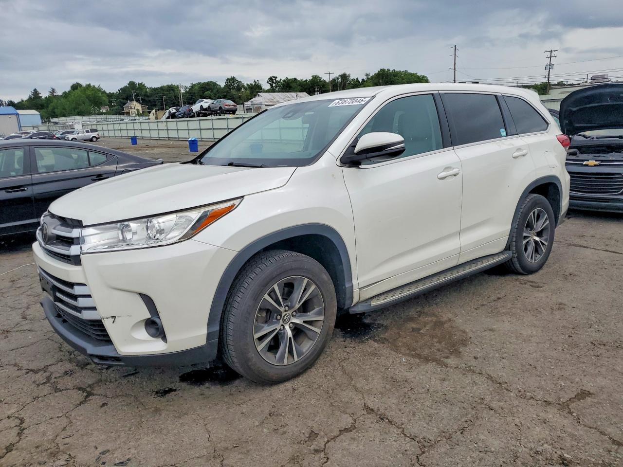 2017 Toyota Highlander LE, VIN 5TDZARFH1HS029795 — Front end
