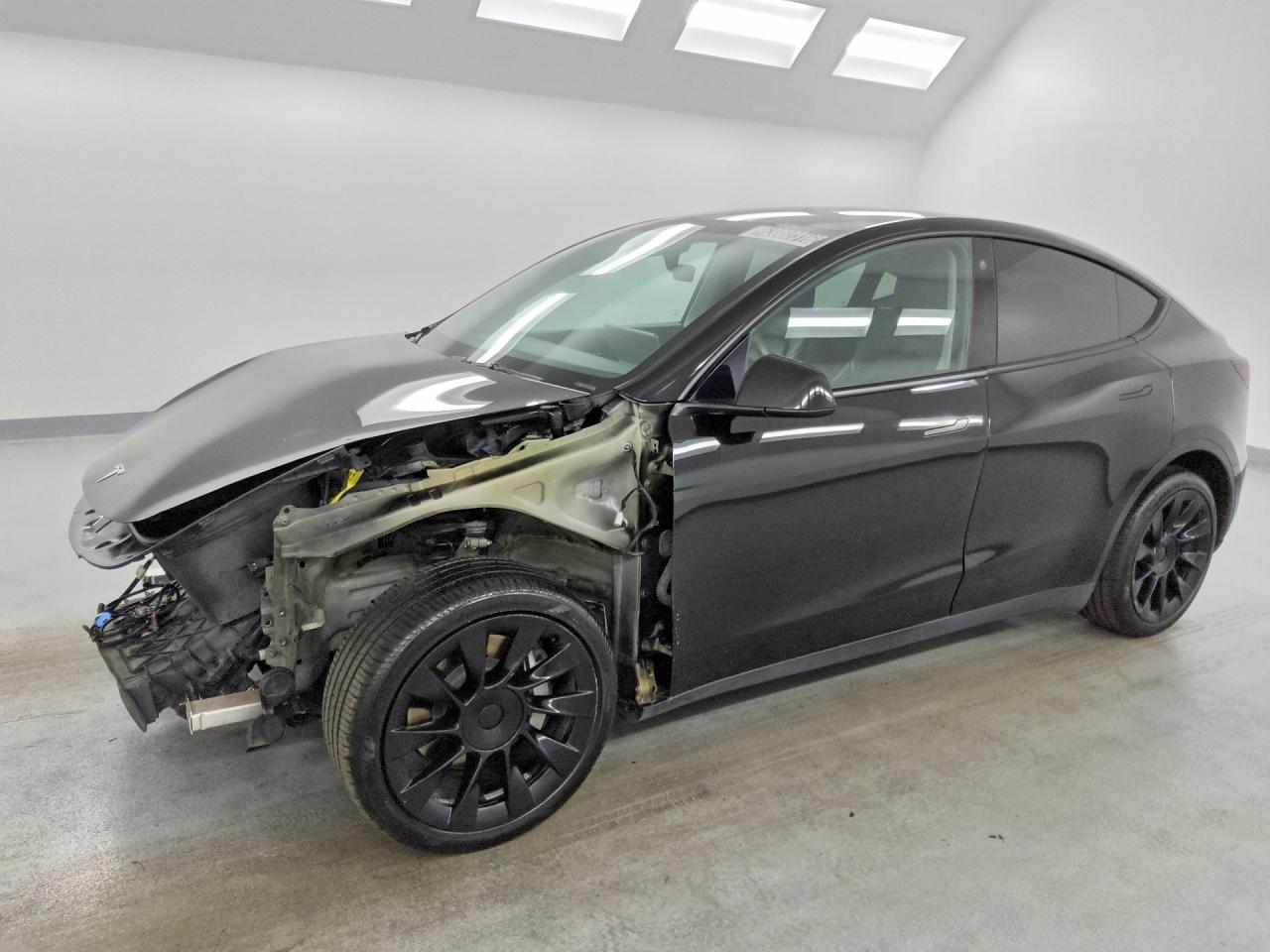 2022 Tesla Model Y Long Range, VIN 7SAYGDEE5NF480395 — Front end