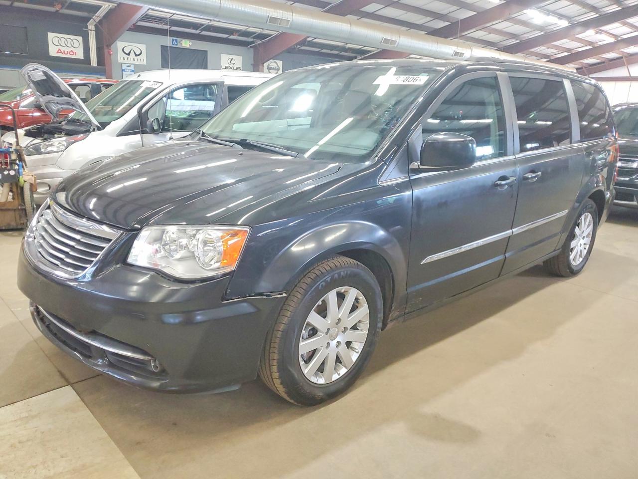 2016 Chrysler Town & Country Touring, VIN 2C4RC1BGXGR289709 — Front end