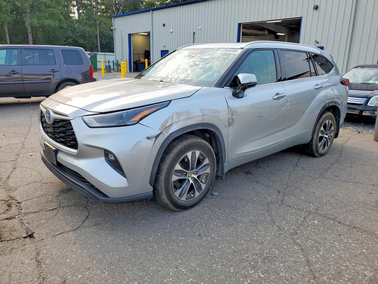 2022 Toyota Highlander Hybrid XLE, VIN 5TDGBRCH6NS538530 — Side