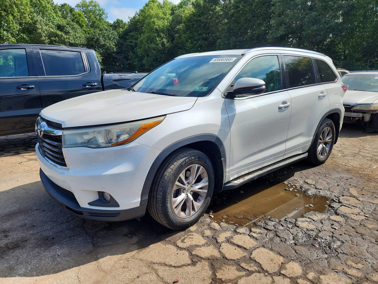 2015 Toyota Highlander XLE, VIN 5TDJKRFH4FS181870 — Minor dents and scratches