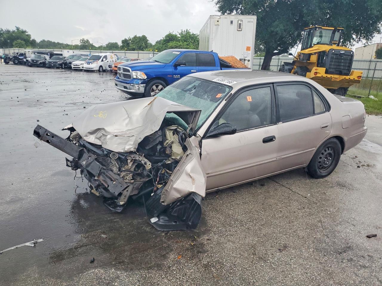 2001 Toyota Corolla LE, VIN 2T1BR12EX1C411443 — Перед