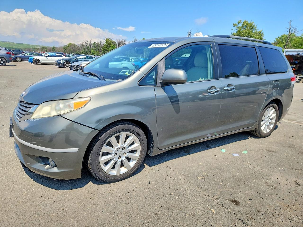 2011 Toyota Sienna XLE, VIN 5TDDK3DC2BS010014 — Front end