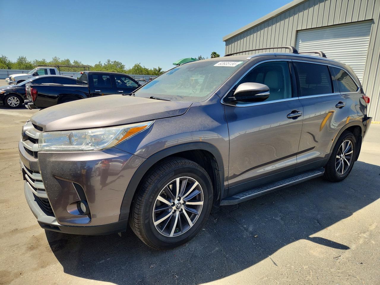 2019 Toyota Highlander XLE, VIN 5TDKZRFH8KS315323 — Rear end
