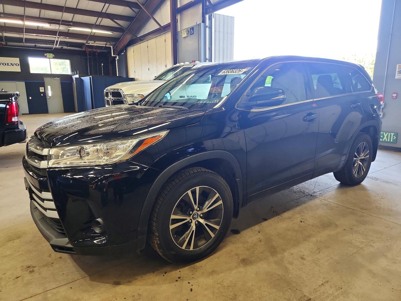 2018 Toyota Highlander LE Plus, VIN 5TDBZRFH6JS808738 — Minor dents and scratches