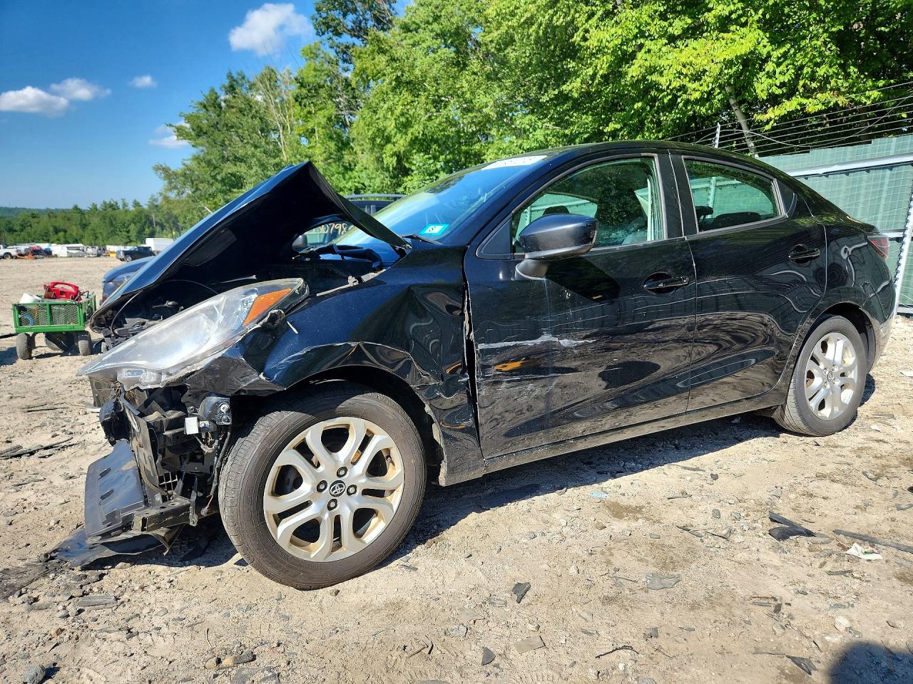 2017 Toyota Yaris, VIN 3MYDLBYV2HY167824 — Перед