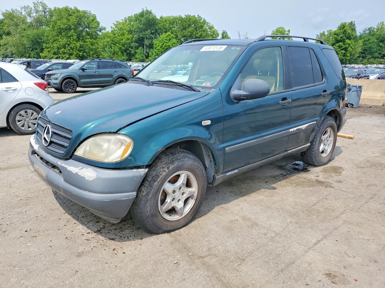 1998 Mercedes-Benz M 320/430/500, VIN 4JGAB54E1WA049854 — Side