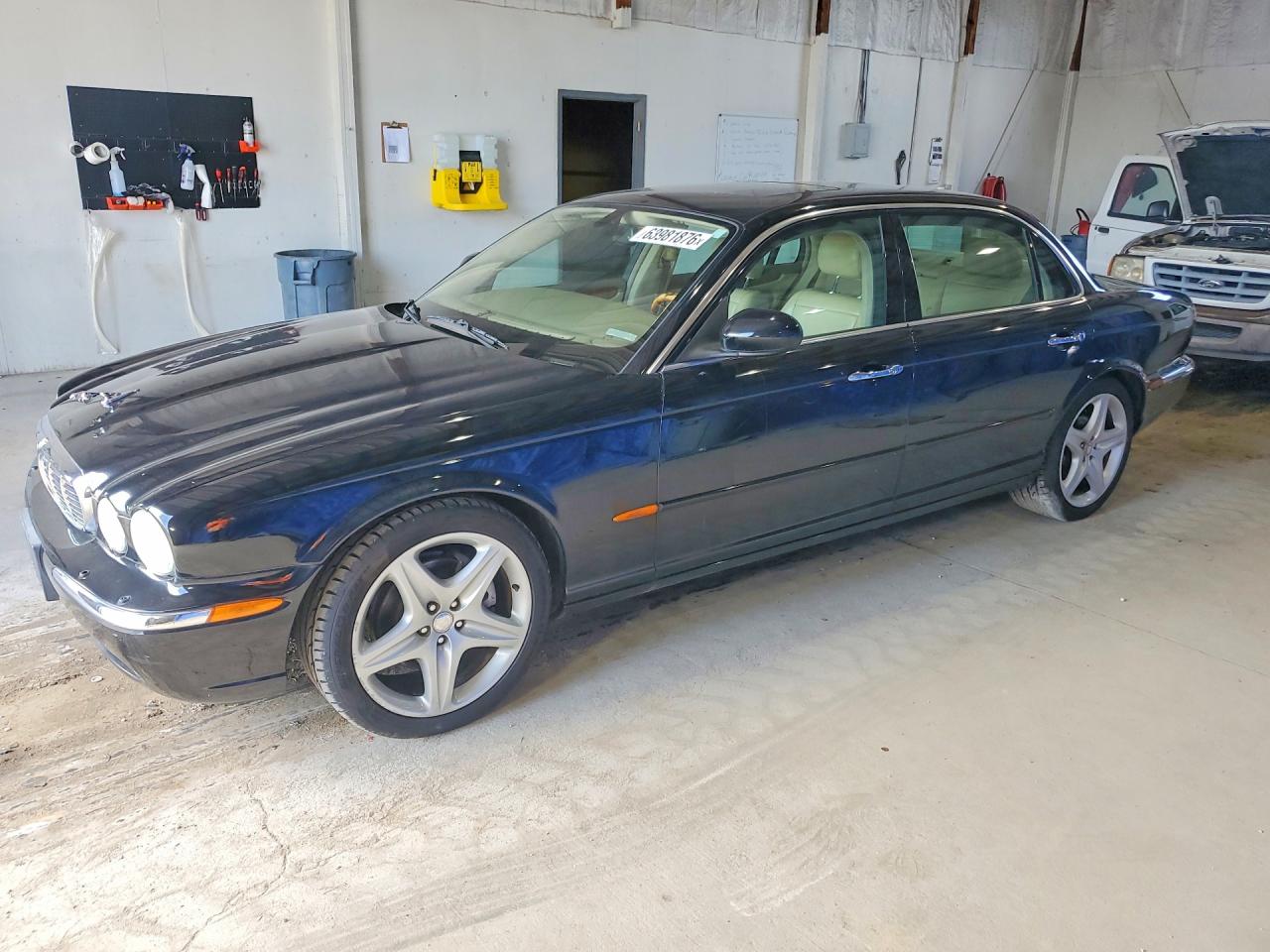 2005 Jaguar XJ 8 LWB, VIN SAJWA79C65SG47323 — Мелкие вмятины и царапины